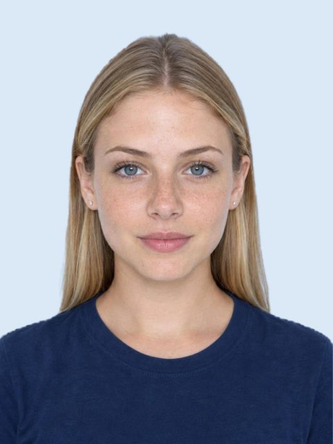 Exemplo de foto 3x4 para carteirinha com fundo azul claro