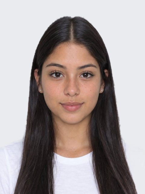 Exemplo de foto 3x4 para faculdade com fundo cinza claro