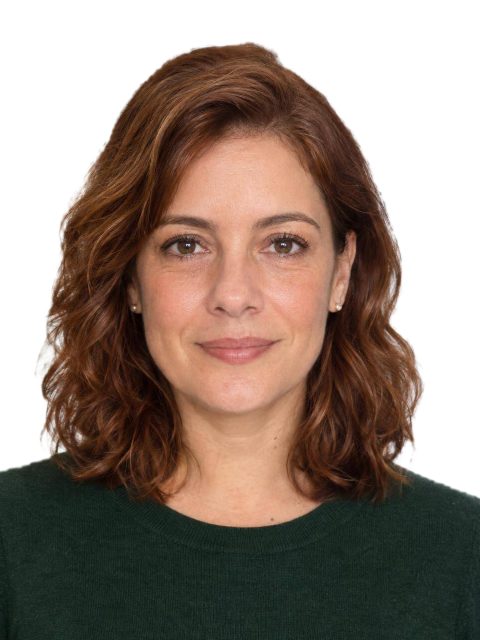 Exemplo de foto 3x4 para currículo com fundo branco