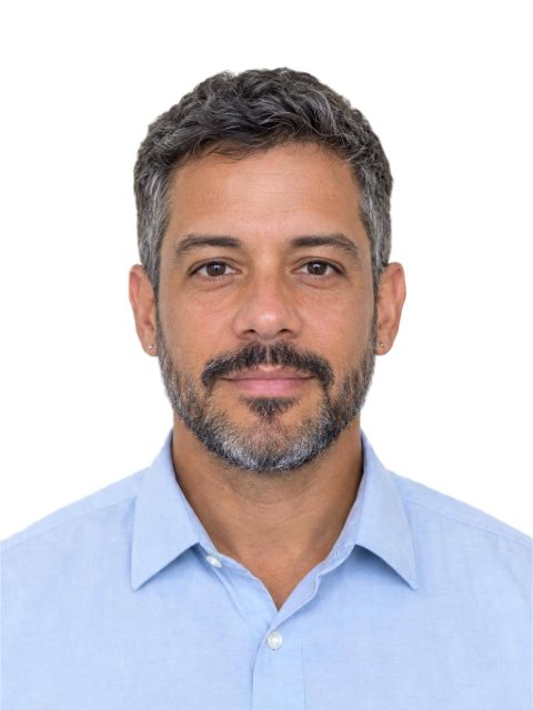 Exemplo de foto 3x4 para crachá com fundo branco